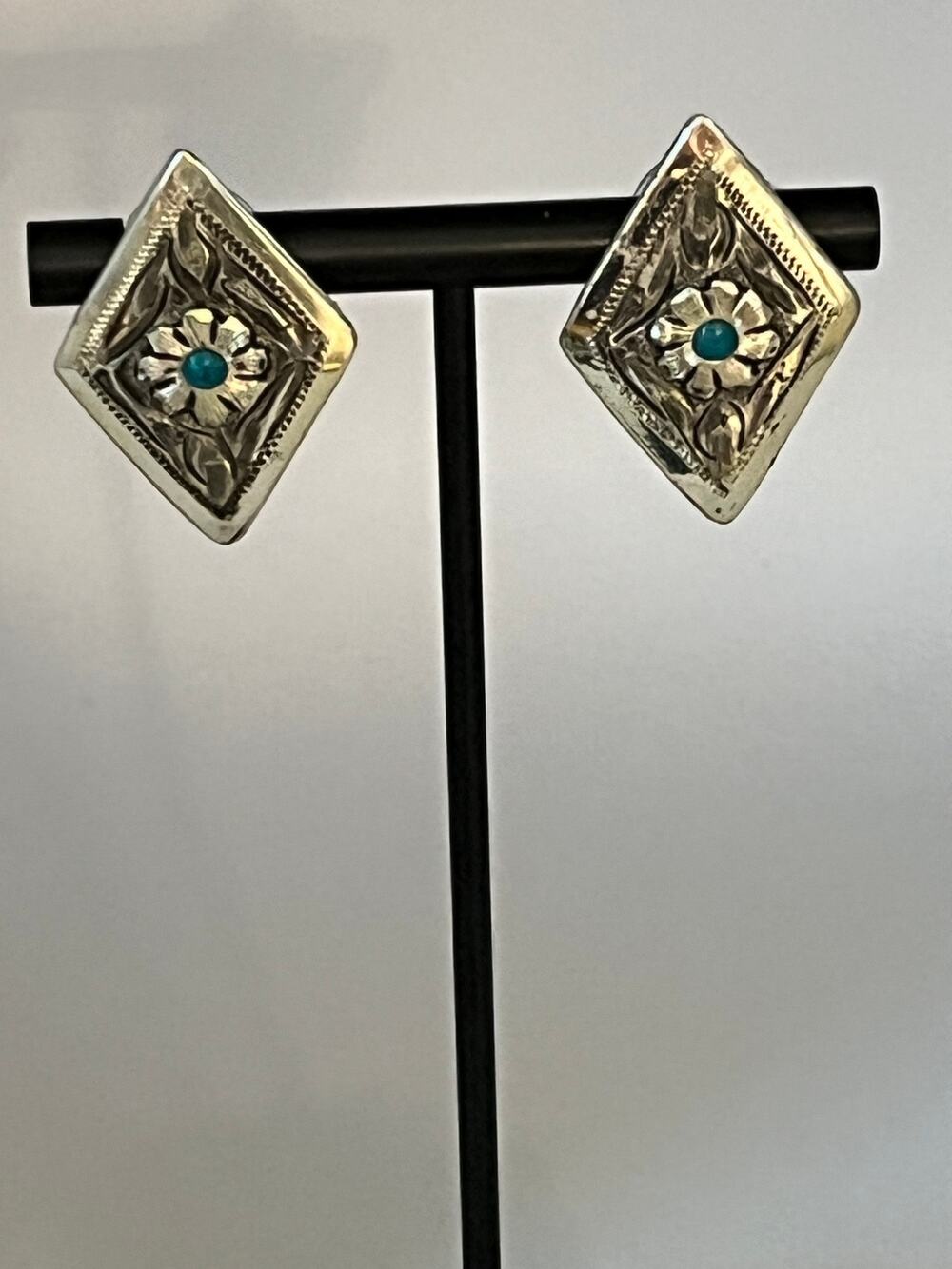 Silver turquoise cabochon flower design rhombus shape earrings